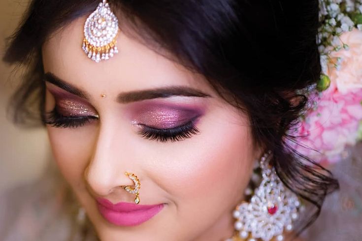 Image showing a comprehensive makeup look for weddings, featuring steps such as pre-wedding skin care, foundation matching, highlighting and contouring, eye makeup, eyebrow shaping, choosing the right lip color, blush application, setting makeup, makeup trials, and an emergency makeup kit.