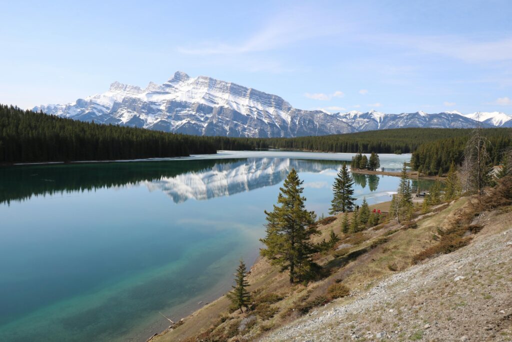 "Banff, Canada – One of the Best Vacation Spots with Majestic Mountains and Relaxing Hot Springs, Perfect for a Winter Getaway"